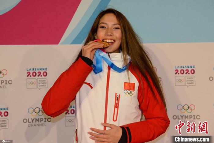 2020冬青奥会自由式滑雪U型场地颁奖仪式，谷爱凌获得金牌