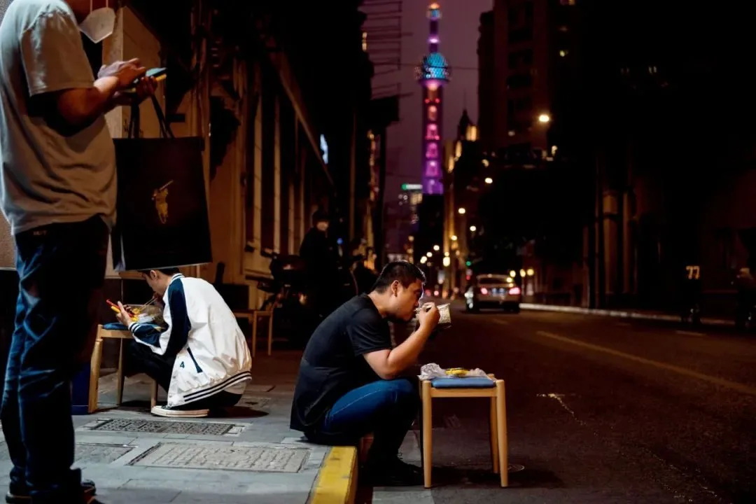 上海街头吃夜宵的消费者