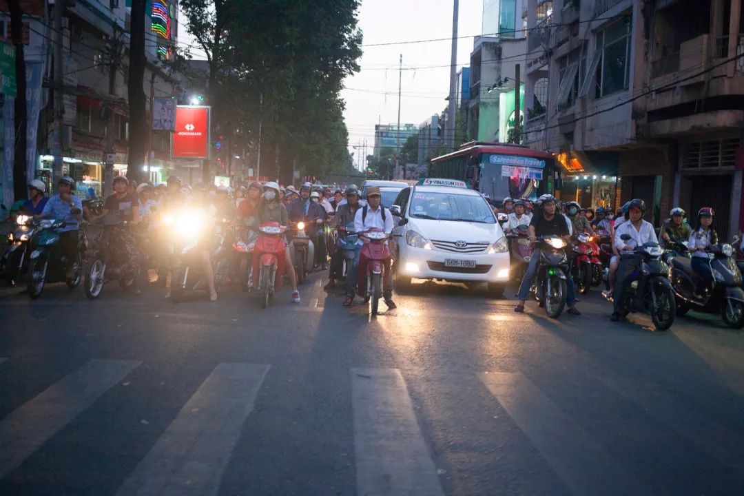越南胡志明市街头很多摩托车
