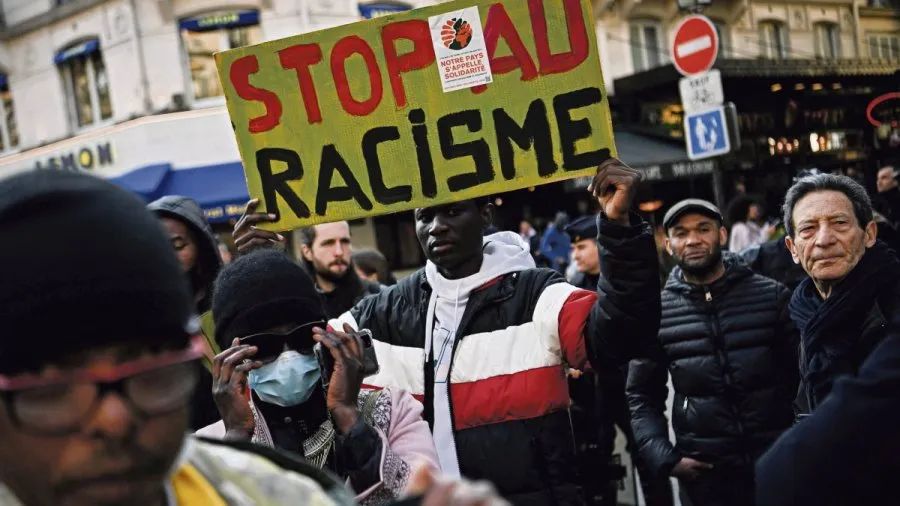 2022年3月19日,由协会、工会和政党在巴黎组织的反对种族主义的示威