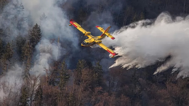 一架消防飞机在斯洛文尼亚拯救山火