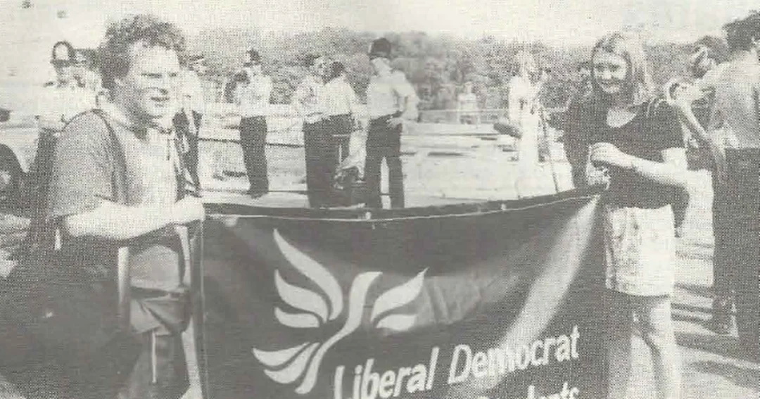 图中右侧为青年时期参与自民党活动的特拉斯