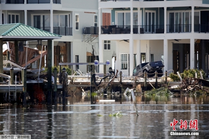 飓风“伊恩”过境美国佛罗里达州，当地沿海一带房屋道路一片狼藉