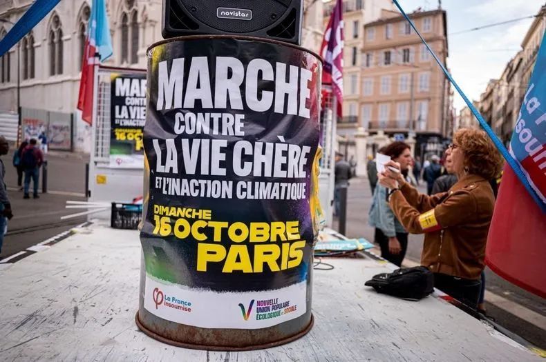 参加10月16日巴黎大游行的人们