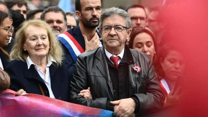  “不屈的法兰西”党魁梅朗雄（右）和今年诺贝尔文学奖得主，法国作家安妮·埃尔诺（左）在游行现场 ...