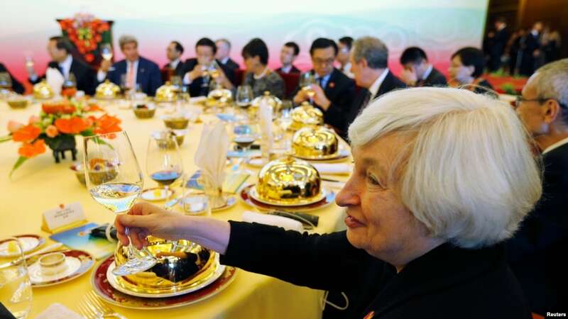 时任美联储主席的耶伦在北京钓鱼台国宾馆的工作午餐桌上