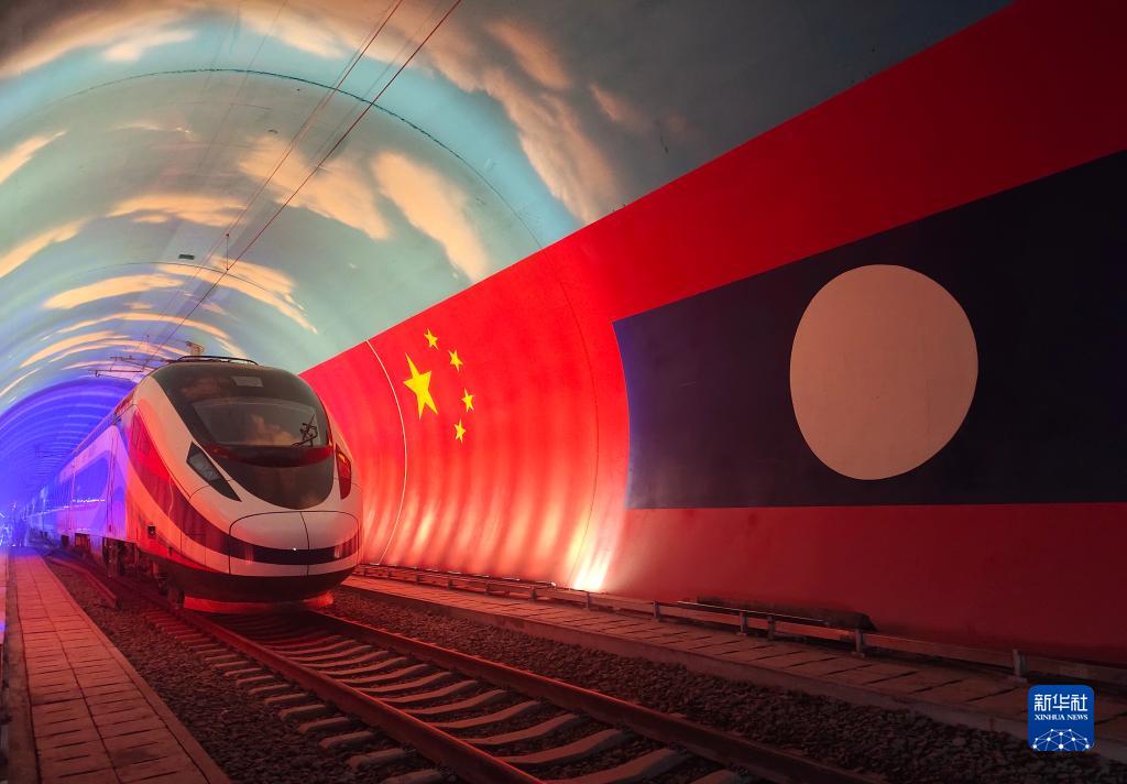 中老铁路正式开通运营。这是“澜沧号”动车组通过中老友谊隧道内的两国边界 ...