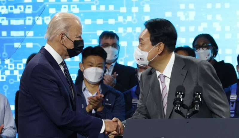 韩国总统尹锡悦（右）和美国总统拜登视察位于京畿道平泽市的三星电子半导体工厂 ...