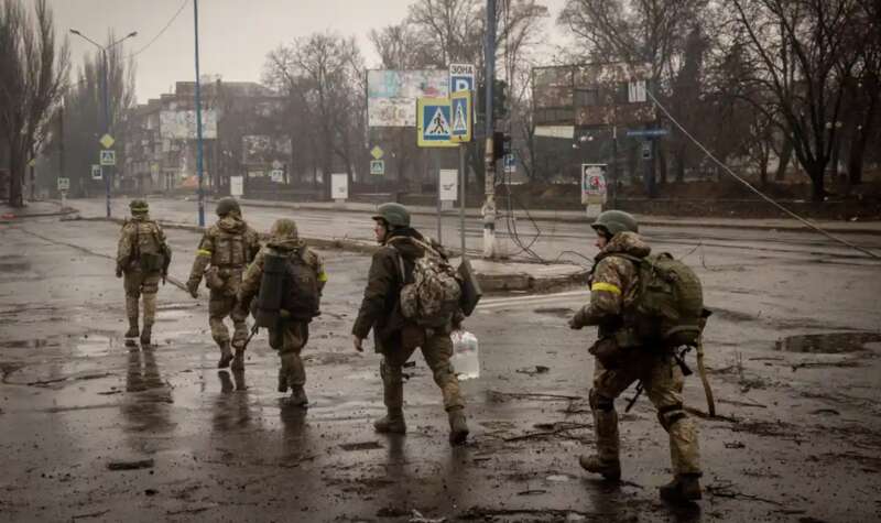 乌克兰军队穿过乌克兰东部巴赫穆特的街道