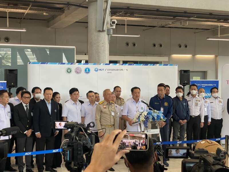 泰国副总理阿努廷在曼谷机场发言，欢迎中国游客