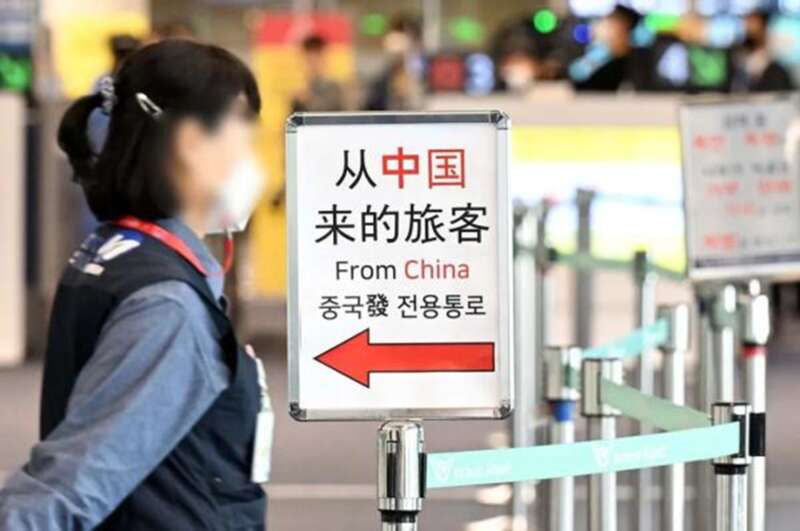 仁川国际机场入境处用中文、英文和韩文写的“从中国来的旅客”标示