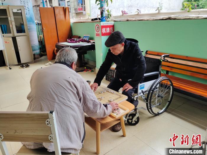 在位于广西南宁市良庆区康平街的康养之家养老院里，老年人在下棋