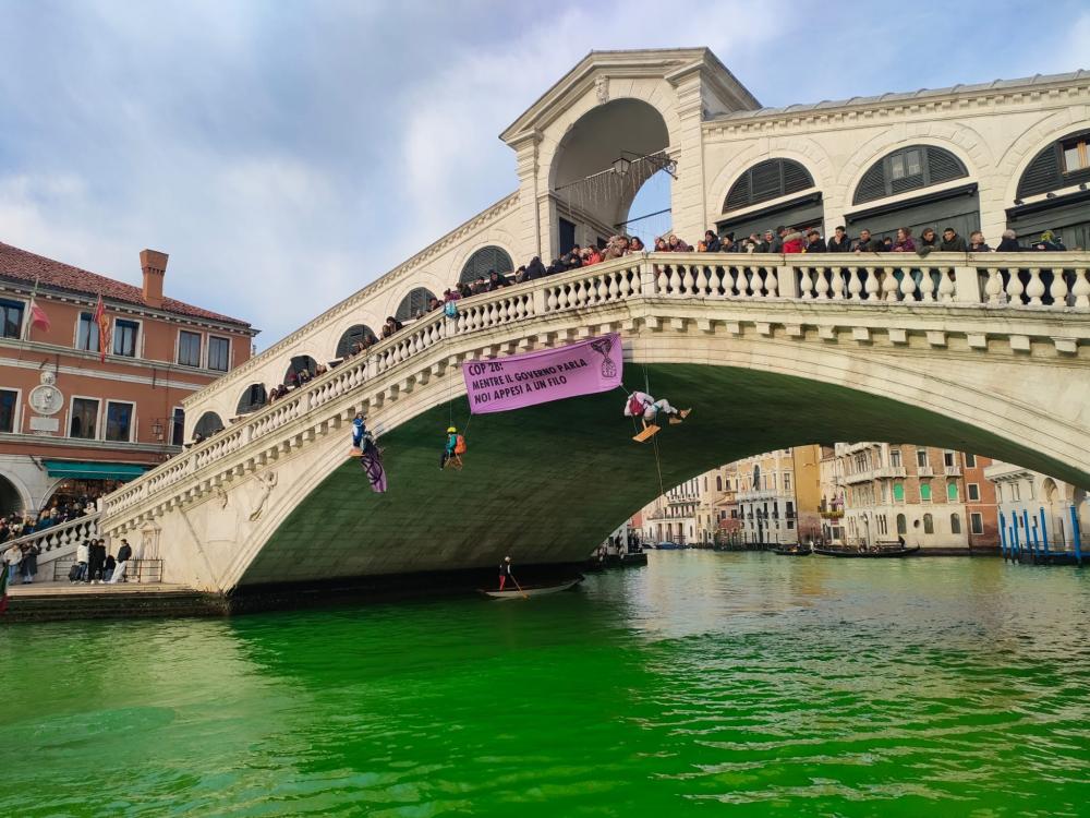 威尼斯大运河被染绿