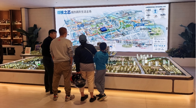 北京通州区某老项目售楼处内听讲解的看房客户